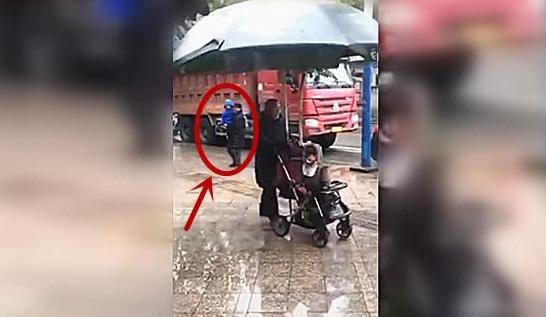 下雨天，带孩子出来遛弯，结果阵仗这么大，这绝对是亲爷爷！
