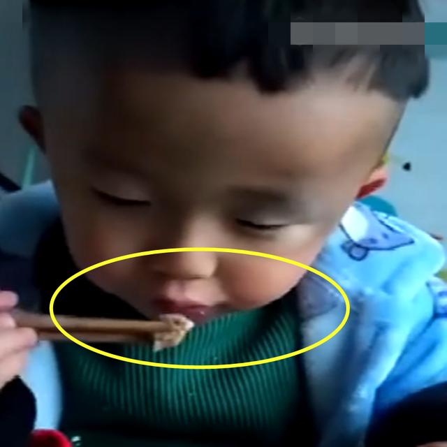 妈妈只想拍哥哥吃饺子，不曾想到出现这一幕，感动的眼圈都红了