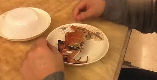 父女俩吃螃蟹说好一人一个，宝宝：这是什么情况，想揍人