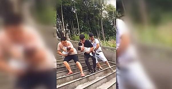 路遇三个奶爸，之后的事让人笑岔气，没想到你们是这样的奶爸