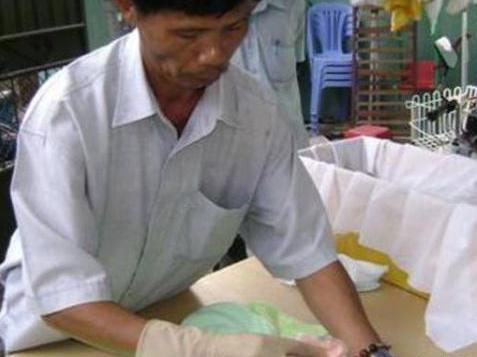 男子15年间埋葬上万具堕胎死亡的婴儿，真正伟大的人