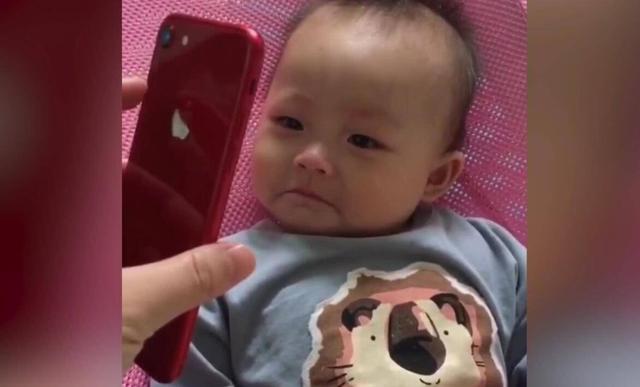 给宝宝看自己的哭相，宝宝的反应，妈妈心疼不已，感性宝宝上线