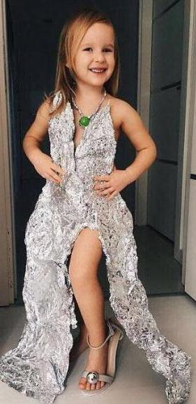 土耳其母亲废料为5岁女‘造’礼服 最美最手巧妈妈！