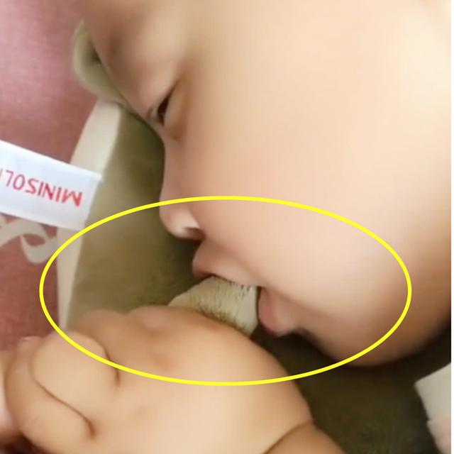 宝宝朦胧中卖力吸吮着，这小样萌翻了，网友：今天这味儿不对吧