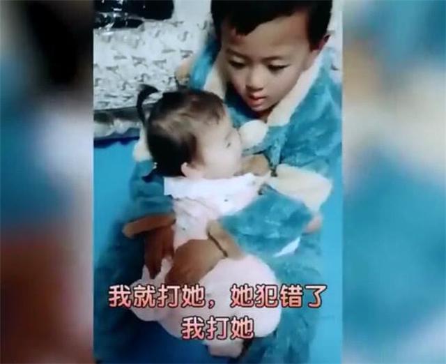 妹妹犯错躲到哥哥怀里，哥哥的话让妈妈感动，网友：别人家的哥哥