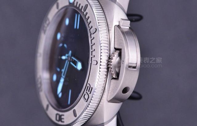 表冠护桥同样是品牌最具辨识度的设计之一.