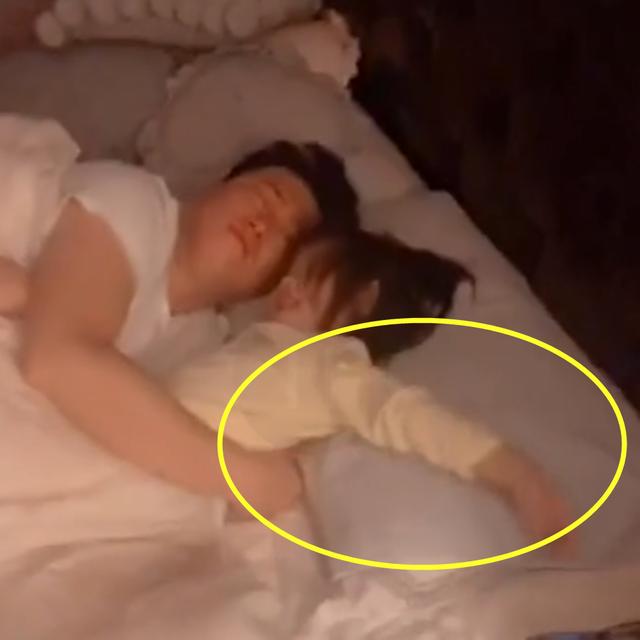 父女俩赖床，妈妈做好早饭叫两人起床，看到这一幕真是无奈啊