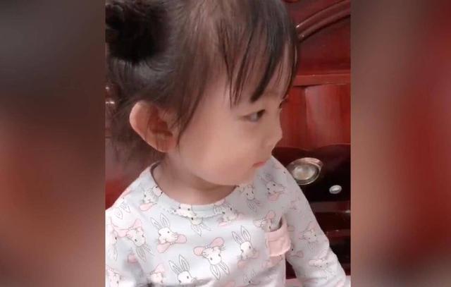 女儿问爸爸喜欢自己吗，爸爸说不喜欢，女儿的反应太可爱了