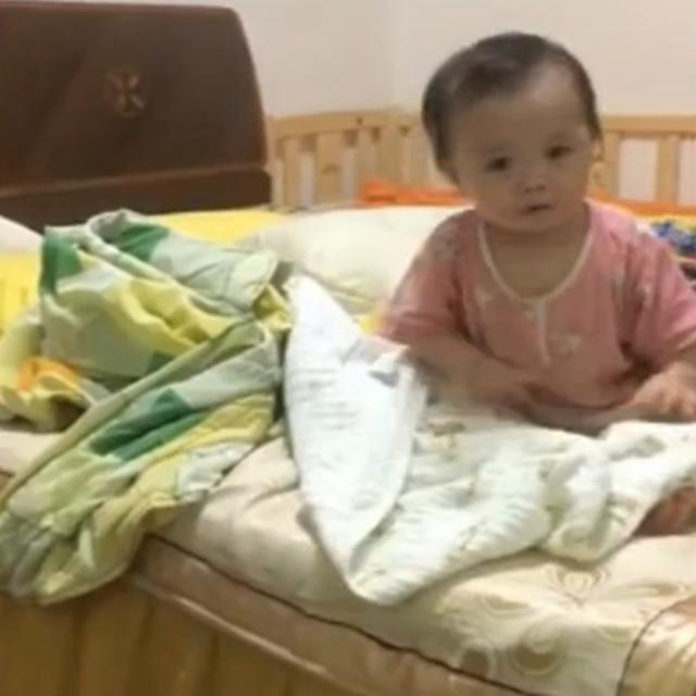 萌宝独自下床的方式，网友看了赞不绝口：真是一个高智商宝宝
