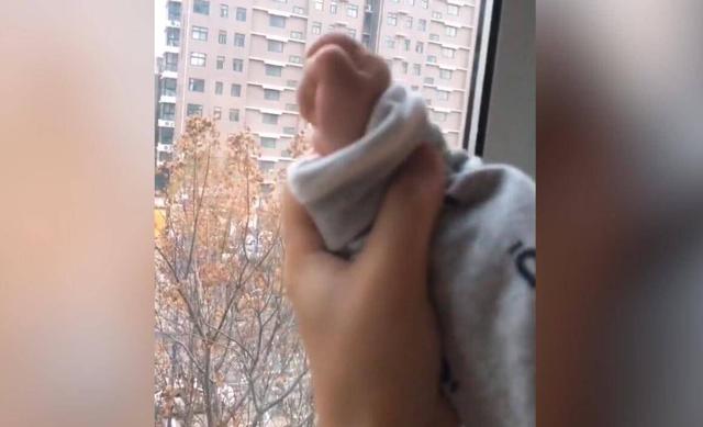 妈妈带着宝宝发誓，爸爸却无辜躺枪，爸爸：关我啥事！太可爱啦