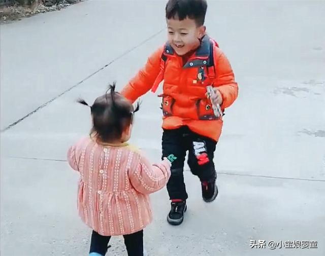 妹妹寒风中接哥哥放学，兄妹俩见面拥抱的那一刻好暖