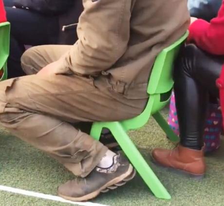 即使再忙，也要去参加家长会，这位父亲的鞋子成了亮点