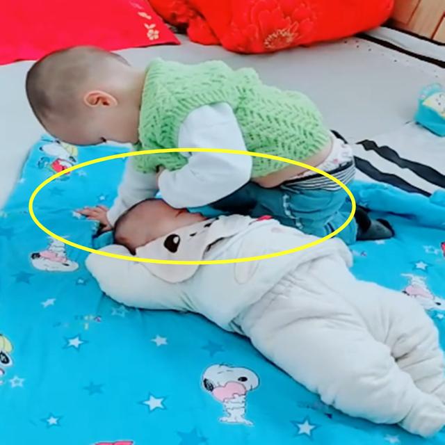 妈妈让哥哥帮忙照顾一下妹妹，无意中看到这个画面，感动又好笑