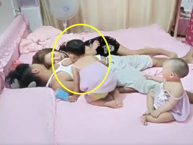 爸爸妈妈装睡，姐妹俩接下来的反应，真是让人感动