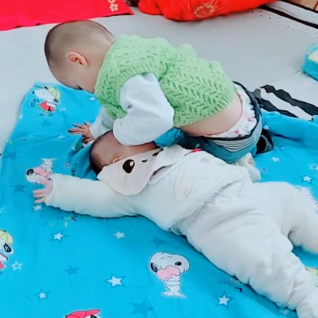 妈妈让哥哥帮忙照顾一下妹妹，无意中看到这个画面，感动又好笑