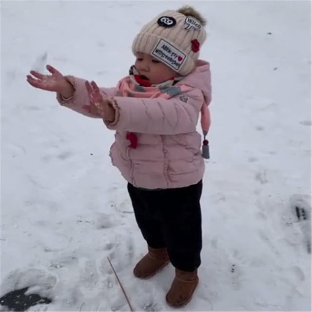 雪天宝宝冻红了手，舅舅只做了一个动作，网友们抢着要当舅妈