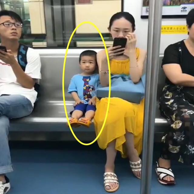 三岁小男孩家教特别好，让不少爸妈直呼太羡慕，网友：真懂事
