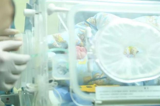 怀孕20多周遭遇车祸昏迷，宝宝顽强生长顺利出生，妈妈请看我一眼