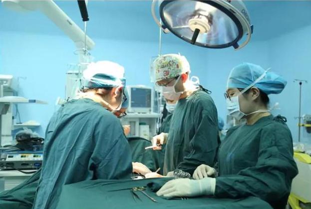 怀孕20多周遭遇车祸昏迷，宝宝顽强生长顺利出生，妈妈请看我一眼