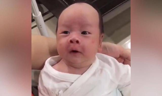 妈妈晒宝宝照片，发型独特引人发笑，网友：天生的程序员