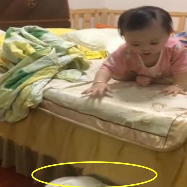 萌宝独自下床的方式，网友看了赞不绝口：真是一个高智商宝宝