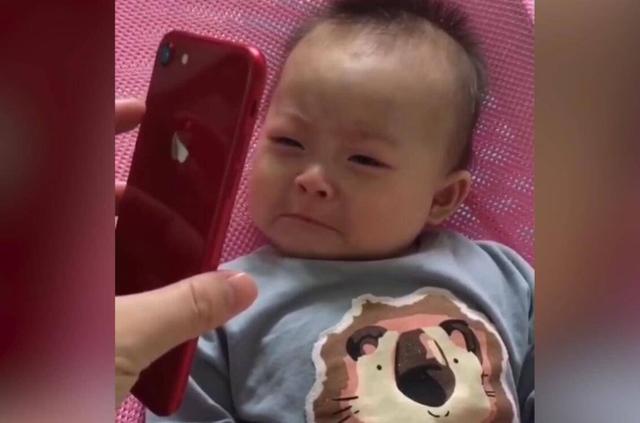 给宝宝看自己的哭相，宝宝的反应，妈妈心疼不已，感性宝宝上线