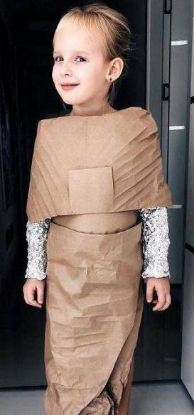 土耳其母亲废料为5岁女‘造’礼服 最美最手巧妈妈！