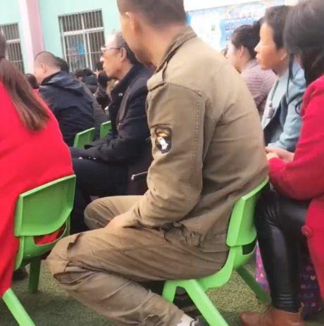 即使再忙，也要去参加家长会，这位父亲的鞋子成了亮点