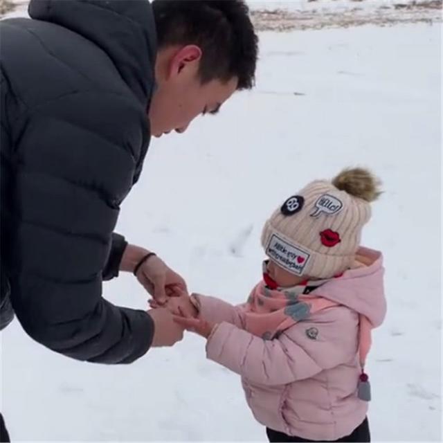 雪天宝宝冻红了手，舅舅只做了一个动作，网友们抢着要当舅妈