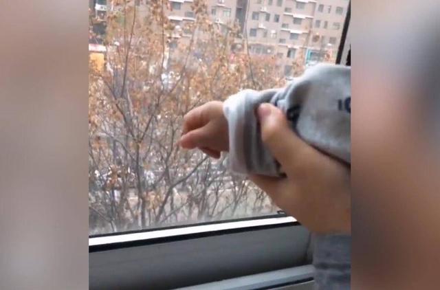 妈妈带着宝宝发誓，爸爸却无辜躺枪，爸爸：关我啥事！太可爱啦