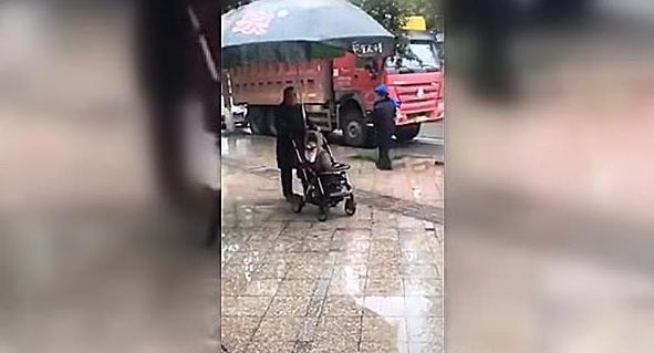 下雨天，带孩子出来遛弯，结果阵仗这么大，这绝对是亲爷爷！