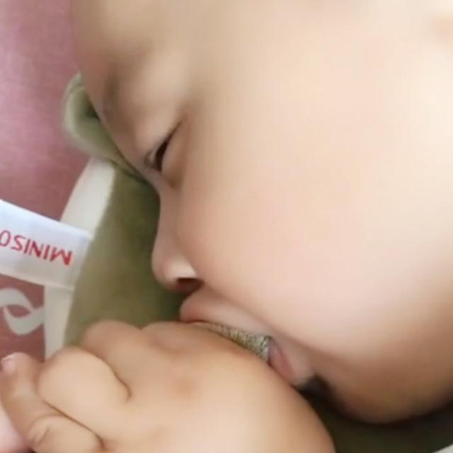 宝宝朦胧中卖力吸吮着，这小样萌翻了，网友：今天这味儿不对吧