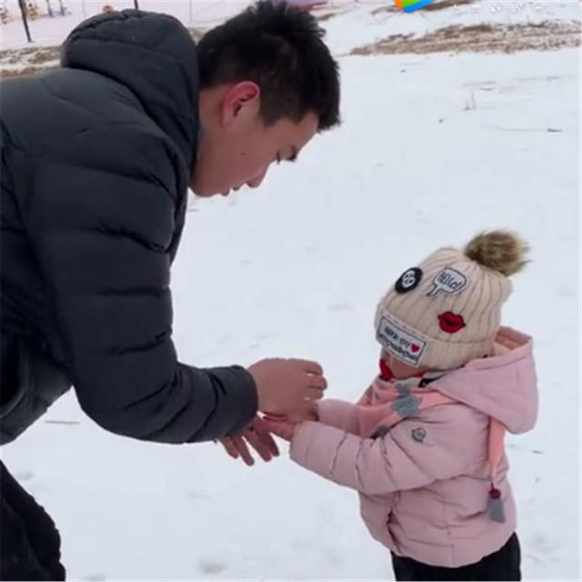 雪天宝宝冻红了手，舅舅只做了一个动作，网友们抢着要当舅妈