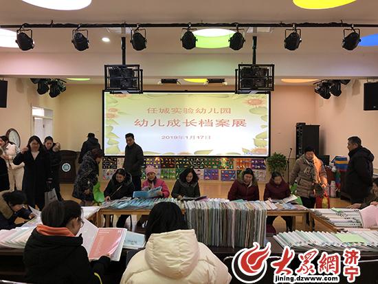 幼儿园展出成长档案 记录孩子成长足迹