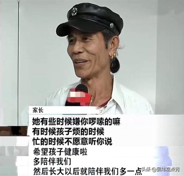 父母报班读蓝宝书 期待春节和孩子多说话