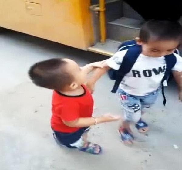 二宝接哥哥放学，做了个动作，让校车上的美女老师笑得合不扰嘴