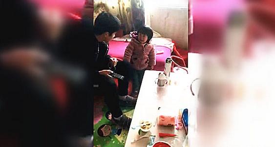 18岁的哥哥半年没回家，刚到家妹妹就“下了毒手”，看完不准笑