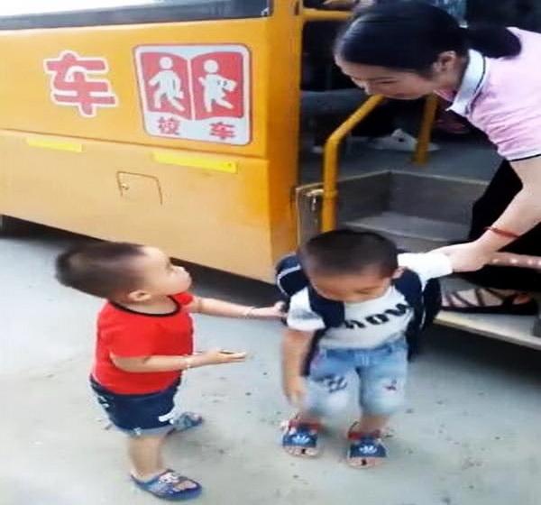 二宝接哥哥放学，做了个动作，让校车上的美女老师笑得合不扰嘴