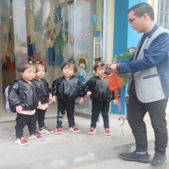爸爸接四胞胎女儿放学，想出如此高明的办法，网友：爸爸太有才了