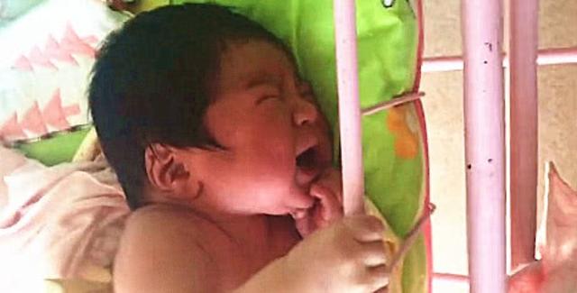 新生宝宝离开妈妈没有安全感，小手紧握栏杆，这求生欲望真强