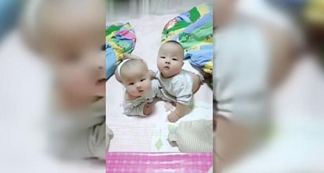 双胞胎宝宝晚上不睡觉，抱在一起玩：你俩商量啥坏事儿呢