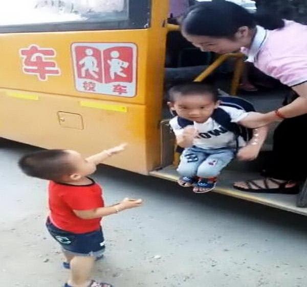 二宝接哥哥放学，做了个动作，让校车上的美女老师笑得合不扰嘴