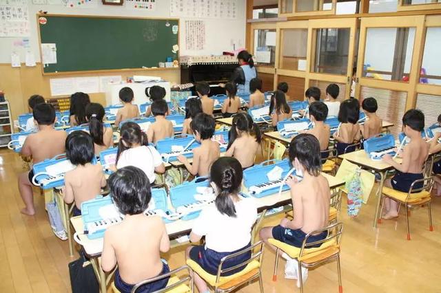 日本幼儿园半裸上课再惹争议，你能够接受孩子参加这样的教育吗？