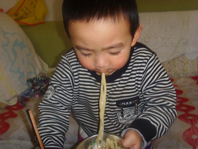 孩子肠胃不好，奶奶每天只给他喝粥吃面条，半年后身体出了问题