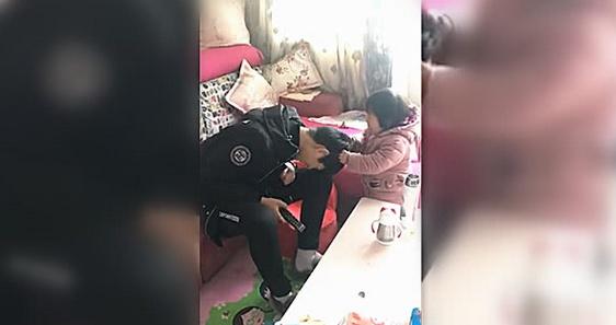 18岁的哥哥半年没回家，刚到家妹妹就“下了毒手”，看完不准笑