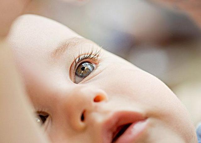孕妈想生一个长睫毛宝宝，每天吃一斤核桃，宝宝出生后妈妈激动了