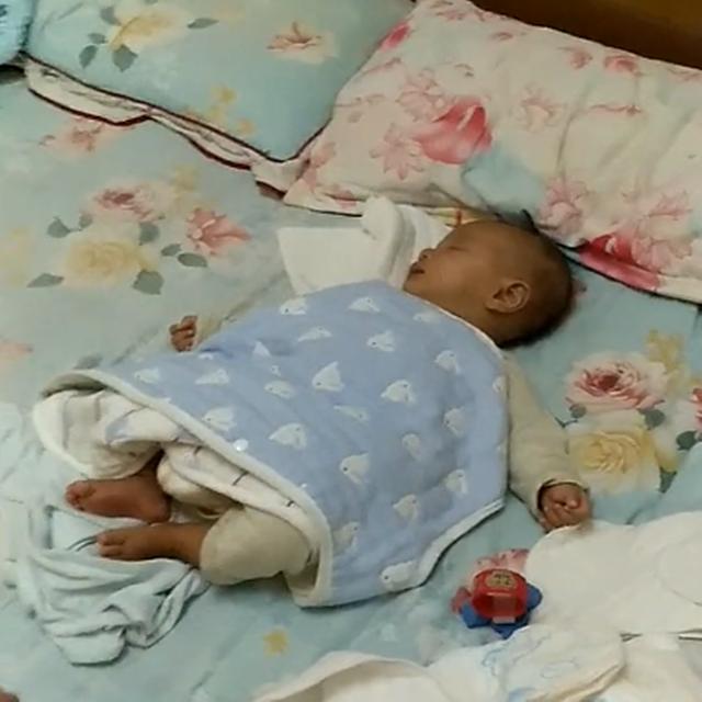 妈妈去卫生间，回来看到宝宝忍不住笑，网友：这睡觉姿势不一般
