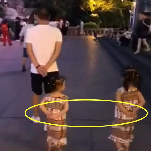 父女三人晚饭后遛弯，走路姿势非常惹眼，把路人都看笑了