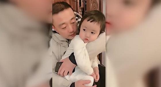 宝贝女儿真是不能要了，爸爸只要一出门她就这样，不愧是小情人！