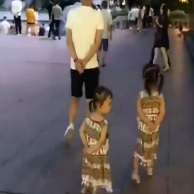 父女三人晚饭后遛弯，走路姿势非常惹眼，把路人都看笑了
